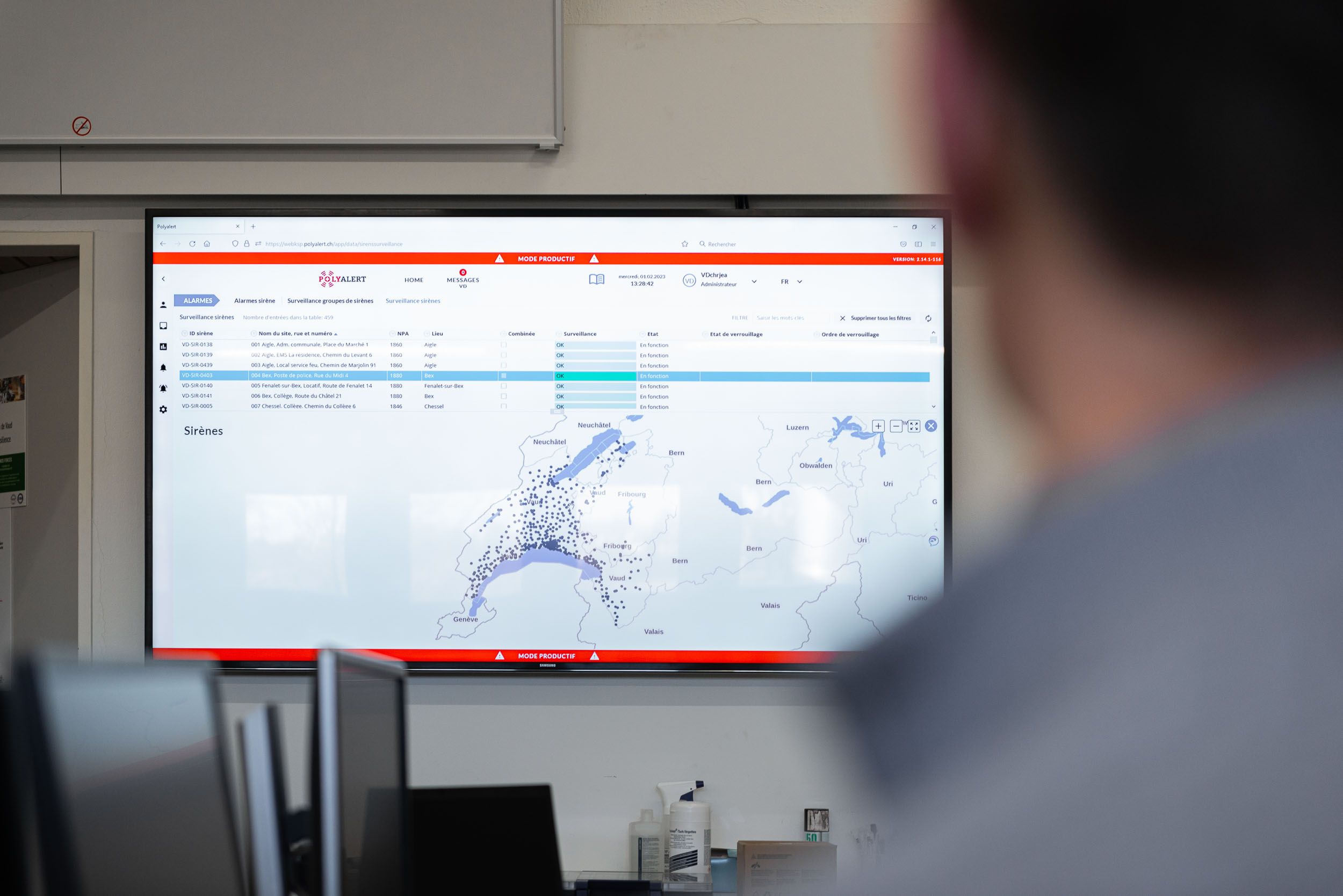 Chaque point représente une sirène fixe. Les zones non-couvertes sont comblées par les parcours des sirènes mobiles.