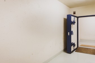 Porte étanche d'un abri de protection civile